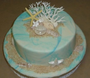 Torta decorada para boda con conchas y corales